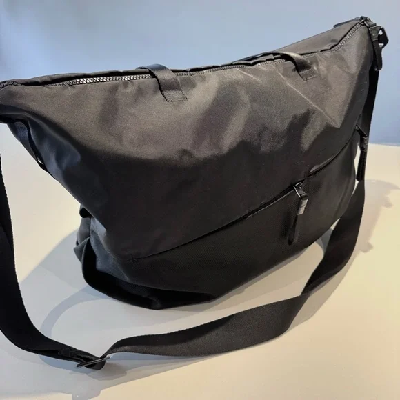 The North Face Crossbody Tote / Black - Picture 4 of 7